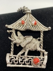 lot 248 image: Whimsical Elephant Figurine Vintage Necklace