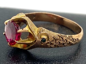 lot 262 image: Lovely Gold and Hot Pink Stone Ring