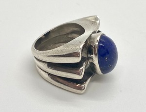 lot 272 image: Unique Sterling and Lapis Ring