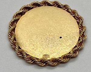 lot 282 image: 14k Grand Cayman Charm