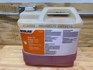 lot 81 image: ECOLAB Oasis 137 Orange Force Multi-Surface Cleaner-Degreaser 2.5 gal