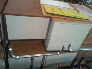 Metal desks (4).