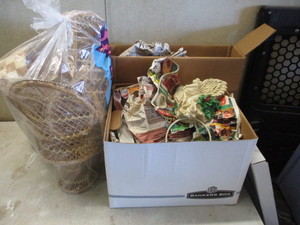 lot 54 image: Box of Bathroom Room Decor