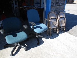 lot 57 image: 2 Office Chairs and 4 Folding Chairs