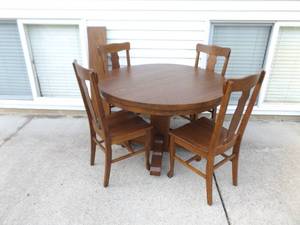 Antique SOLID Wood Mission Style Dining Room Round Table, 4 Chairs and 3 Leaves