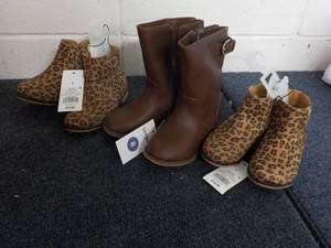 lot 271 image: 1 size 7 and 2 size 8 shoes...