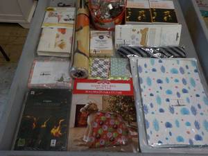 lot 353 image: Random lot of dcor...