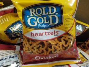 lot 465 image: 3 cases 40 bags each Rold Gold Hear...