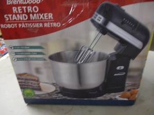lot 20 image: Brentwood retro stand mixer with 3....