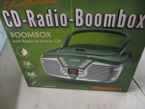 lot 36 image: Sylvania retro portable CD and radi...