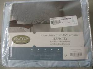 lot 70 image: Bedtite watercolor sheet set, queen...