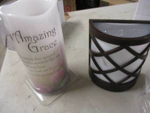 lot 146 image: 4 solar powered lights and 3 Amazin...