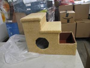 lot 153 image: cat play set, missing 1 step...