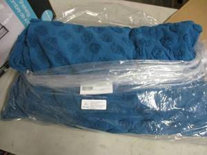 lot 184 image: Chenille cotton dot bedspread, quee...