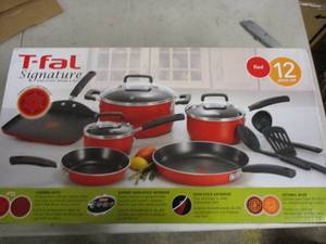 lot 319 image: T-Fal 12 piece non-stick pot and pa...