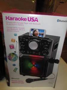 Karaoke USA Bluetooth, powers on...