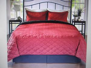 lot 40 image: Reversible Quilt Set King open box ...