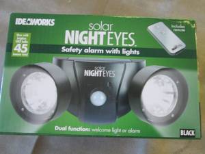 lot 42 image: Ideaworks Solar Night Eyes Safety A...