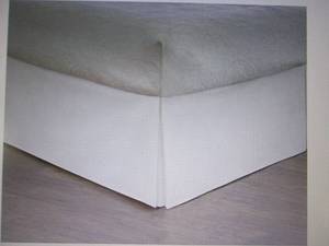 lot 53 image: Cotton Rich 200TC 14 Bedskirt Quee...