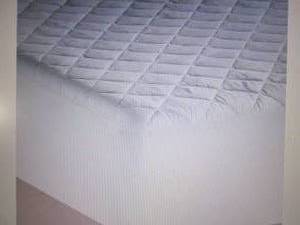 lot 24 image: Coolmax Mattress Pad Queen open box...