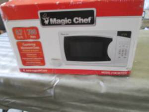 lot 106 image: Magic Chef 0.7 cu ft 700 Watt Micro...