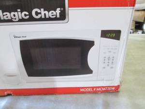 lot 110 image: Magic Chef 0.7 cu ft 700 Watt Micro...
