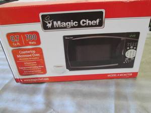 lot 111 image: Magic Chef 0.7 cu ft 700 Watt Micro...