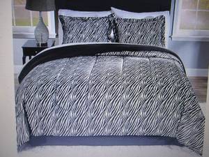 lot 140 image: Zebra 3-Piece Comforter Set FullQu...