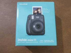 lot 189 image: Instax Mini 11 Instant Camera Bundl...