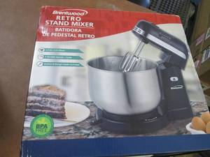 lot 260 image: Brentwood Retro 5-Speed Stand Mixer...