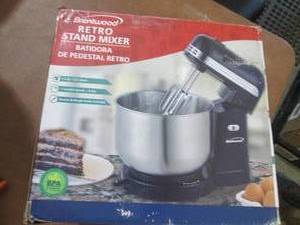 lot 261 image: Brentwood Retro 5-Speed Stand Mixer...