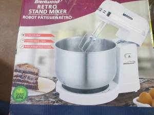 lot 262 image: Brentwood Retro 5-Speed Stand Mixer...