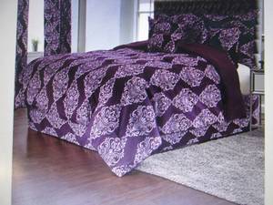 lot 355 image: Victoria 12-Pc. Comforter Set Full ...