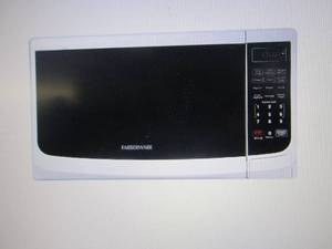 lot 298 image: Farberware 0.7 Cubic Ft Microwave O...