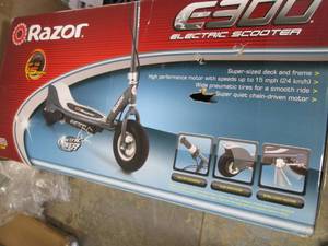 lot 342 image: Razor E300 Electric Scooter open bo...