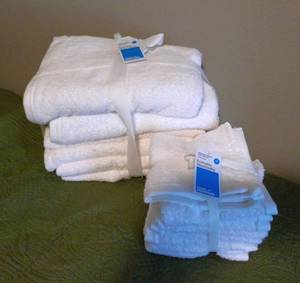 lot 12 image: New Set of 4 Bath Towels and 10 Washcloths
