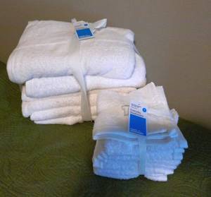 lot 28 image: New Set of 4 Bath Towels and 10 Washcloths