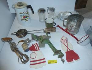 lot 53 image: Vintage kitchen items