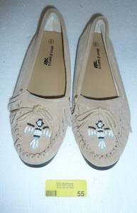 lot 55 image: New pair of ladies mocassins size 8
