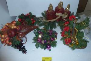 lot 69 image: Holiday table dcor