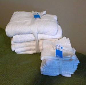 lot 92 image: New Set of 4 Bath Towels and 10 Washcloths