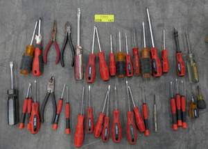 lot 147 image: Large group of screwdrivers of all kinds, flat, philips, torx, snips