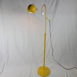 lot 13 image: Authentc 1970s Yellow Cantilever Floor Lamp