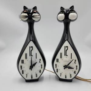 lot 10 image: Vintage Retro 1960s Spartus Corporation Kitty Clocks (Valued $100)