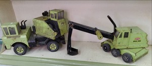 2 vintage Tonka trucks...