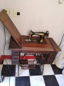 vintage singer sewing machine with ...