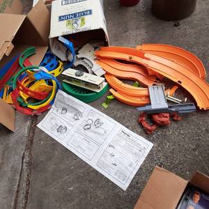 Box containing World Class Darda De...