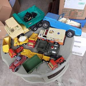 Large lot of Vintage Metal Tonka tr...