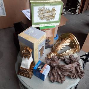Box of misc Angel wall decor as wel...