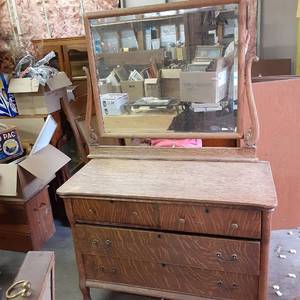 Solid Wood Vintage 4 drawer dresser...